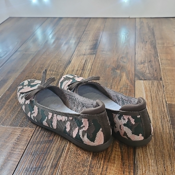New Cloudsteppers by Clarks. Pink,Olive,White Camo Patterned Flats W/ Bow (Sz.8) - Picture 7 of 14